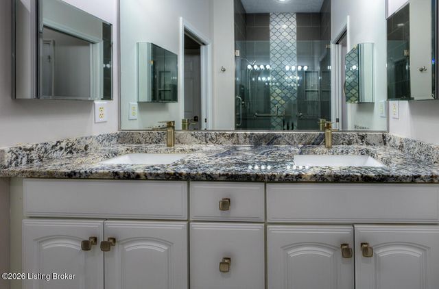 533 Village Lake Dr, Louisville, KY 40245