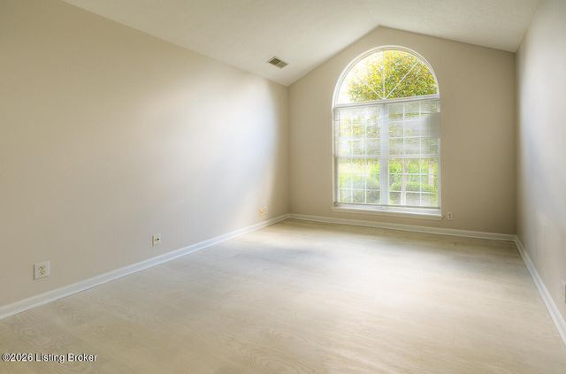 533 Village Lake Dr, Louisville, KY 40245