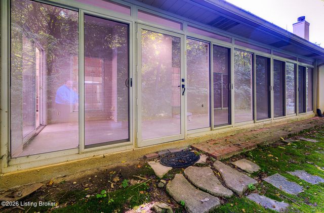 533 Village Lake Dr, Louisville, KY 40245