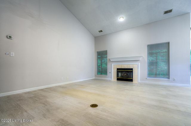 533 Village Lake Dr, Louisville, KY 40245