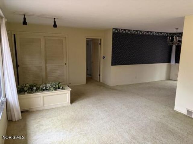 1936 W Crest Drive, Toledo, OH 43614