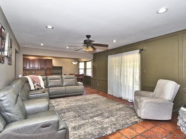 21911 W 12th Street, Sand Springs, OK 74063