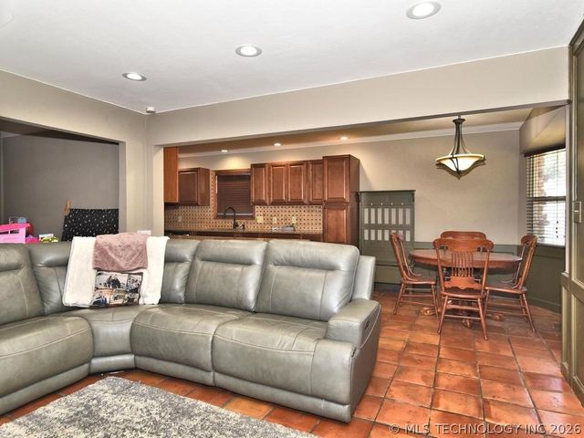 21911 W 12th Street, Sand Springs, OK 74063