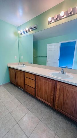 37572 Newburgh Park Circle 33, Livonia, MI 48152