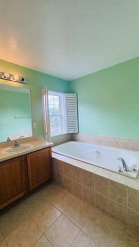 37572 Newburgh Park Circle 33, Livonia, MI 48152
