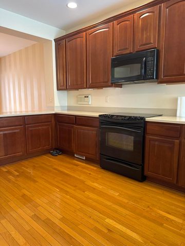 37572 Newburgh Park Circle 33, Livonia, MI 48152
