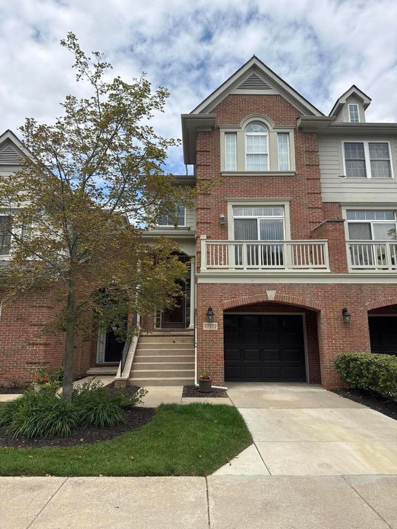 37572 Newburgh Park Circle 33, Livonia, MI 48152