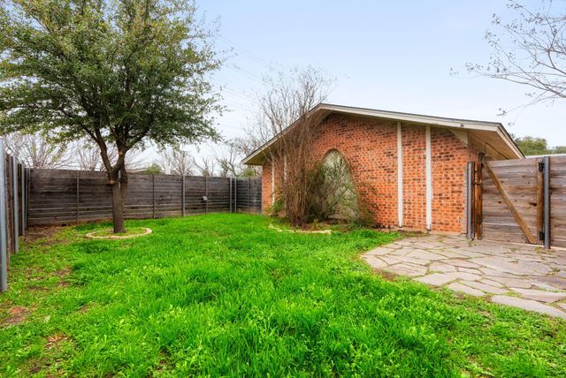 2408 Ventura DR A, Austin, TX 78741
