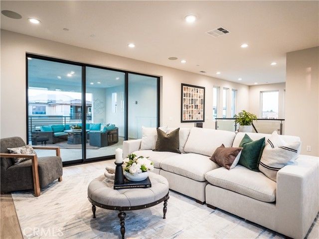 221 Stage, Irvine, CA 92618