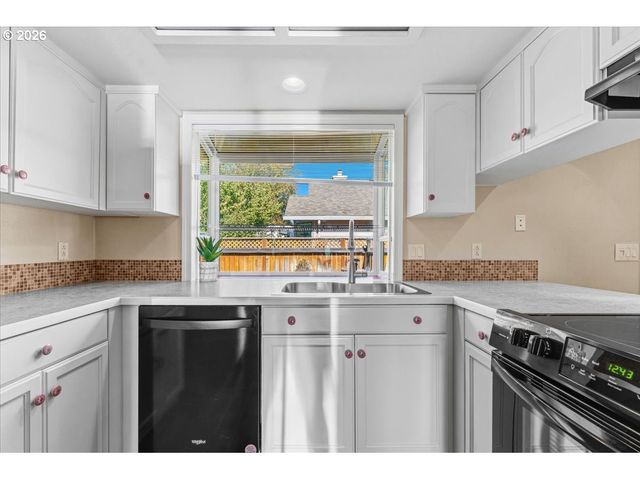 527 Ne 25TH Ct, Hillsboro, OR 97124