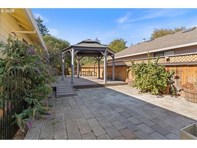 527 Ne 25TH Ct, Hillsboro, OR 97124
