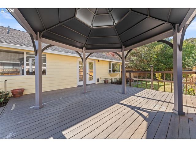 527 Ne 25TH Ct, Hillsboro, OR 97124