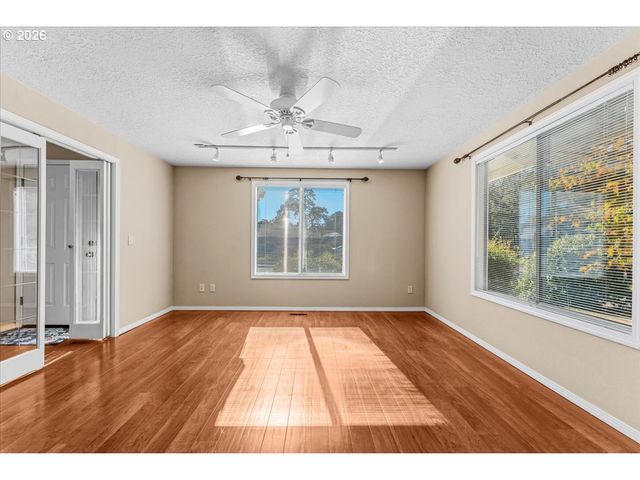 527 Ne 25TH Ct, Hillsboro, OR 97124