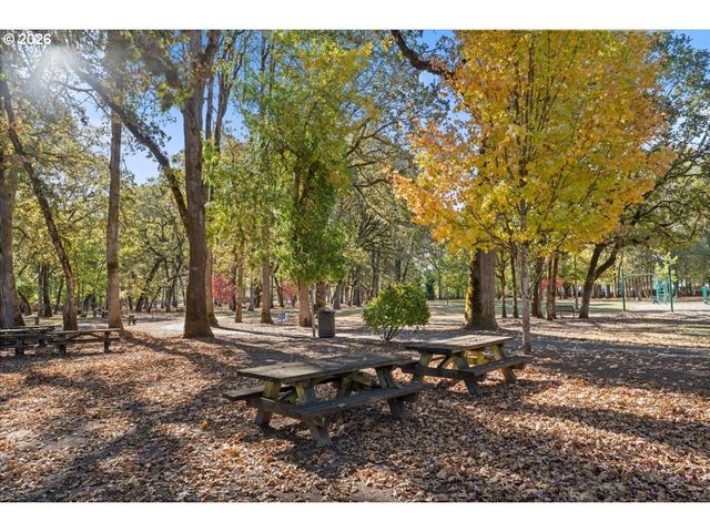 527 Ne 25TH Ct, Hillsboro, OR 97124