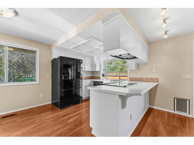 527 Ne 25TH Ct, Hillsboro, OR 97124