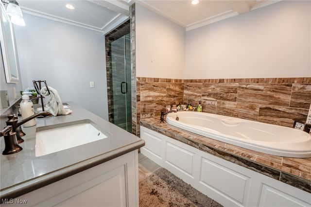 5593 Hudson Drive SW, Navarre, OH 44662