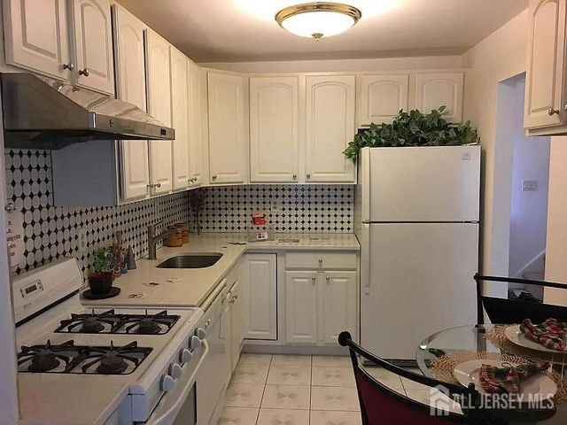 5 Pheasant Run, Edison, NJ 08820