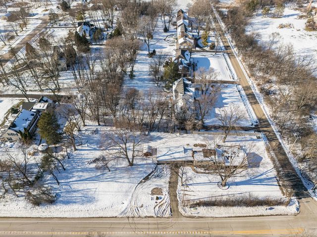 25216 River Road, Lake Barrington, IL 60010