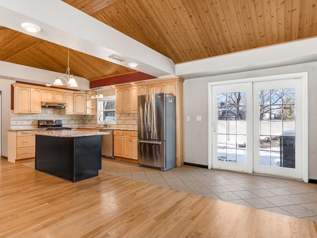 25216 River Road, Lake Barrington, IL 60010