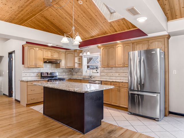 25216 River Road, Lake Barrington, IL 60010