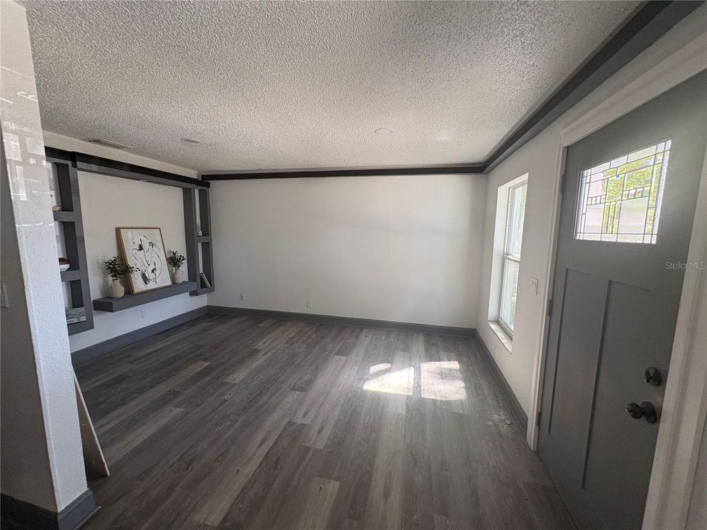 Image 3 of property listing at 7019 N WILLOW AVENUE, Tampa, FL 33604