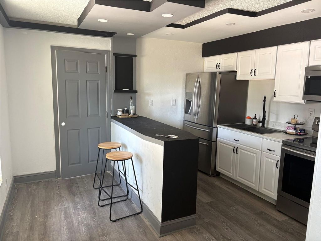 Image 5 of property listing at 7019 N WILLOW AVENUE, Tampa, FL 33604