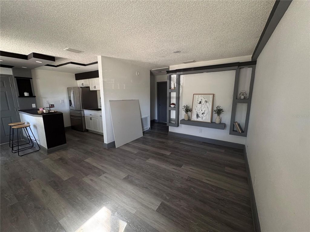 Image 6 of property listing at 7019 N WILLOW AVENUE, Tampa, FL 33604