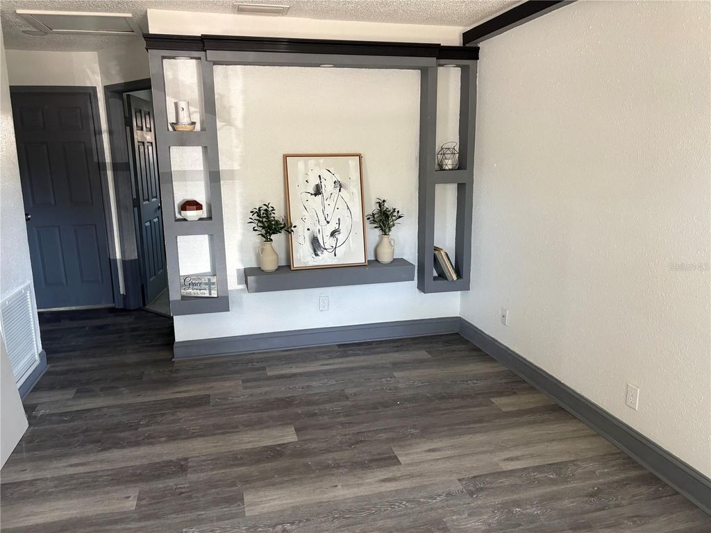 Image 7 of property listing at 7019 N WILLOW AVENUE, Tampa, FL 33604