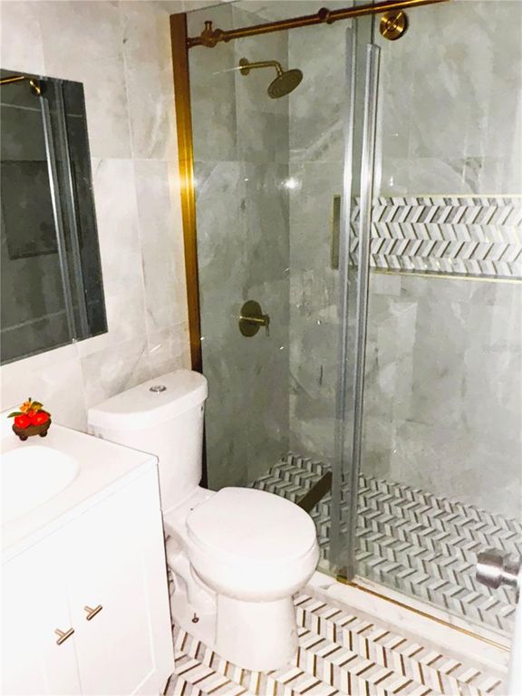 Image 8 of property listing at 7019 N WILLOW AVENUE, Tampa, FL 33604