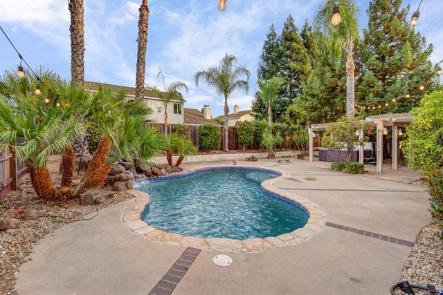 10216 Sorenstam Dr, Sacramento, CA 95829
