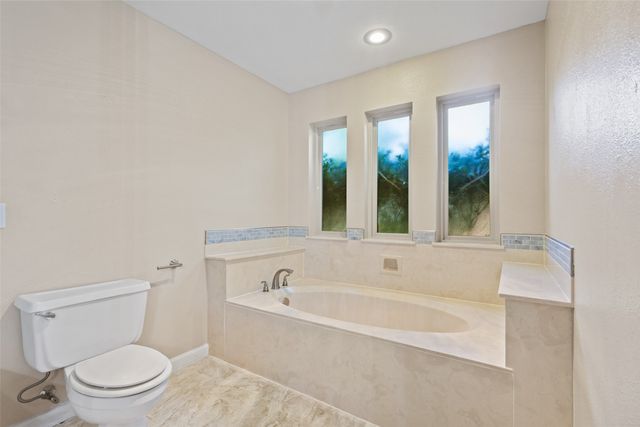 2830 Oak Creek Drive, Paris, TX 75462