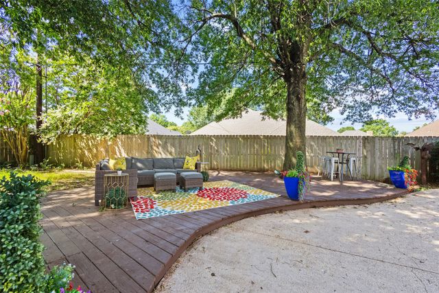 2830 Oak Creek Drive, Paris, TX 75462