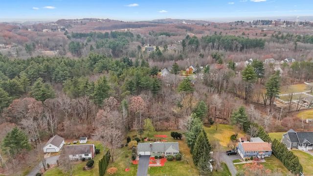 29 Golden Gate Drive, Hooksett, NH 03106