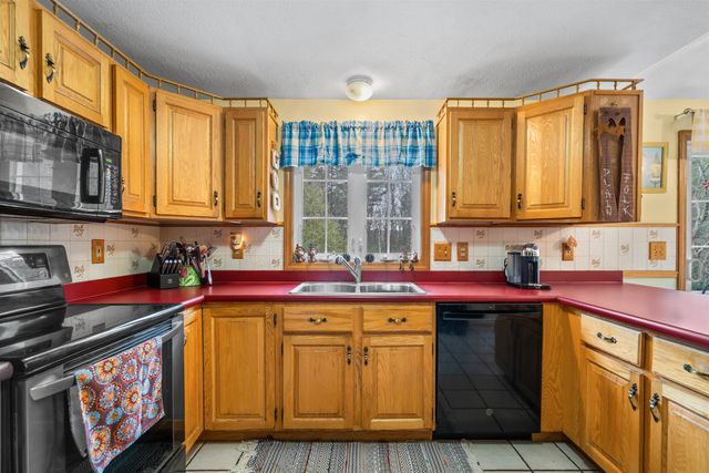 29 Golden Gate Drive, Hooksett, NH 03106