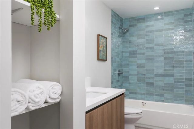 2822 Rowena, Silver Lake, CA 90039