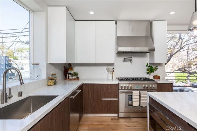 2822 Rowena, Silver Lake, CA 90039