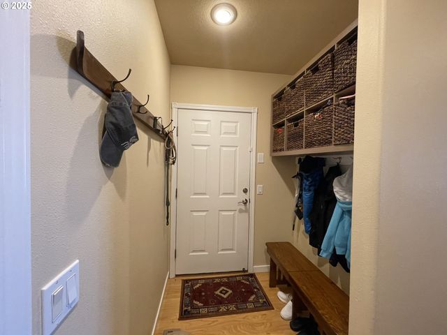 1584 Nw AVERY St, Roseburg, OR 97471