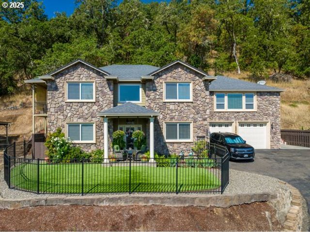 1584 Nw AVERY St, Roseburg, OR 97471