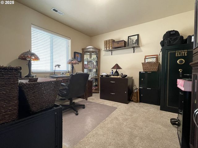 1584 Nw AVERY St, Roseburg, OR 97471