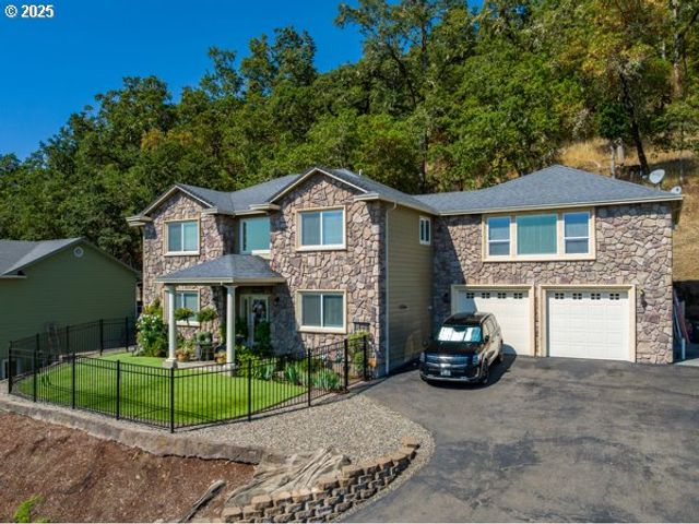 1584 Nw AVERY St, Roseburg, OR 97471