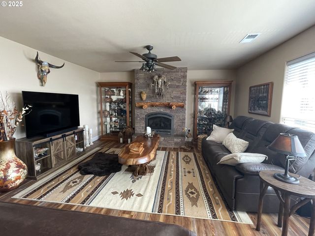 1584 Nw AVERY St, Roseburg, OR 97471