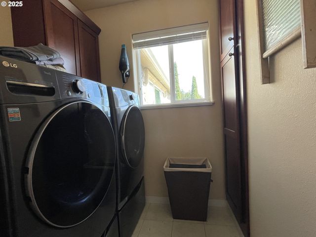 1584 Nw AVERY St, Roseburg, OR 97471