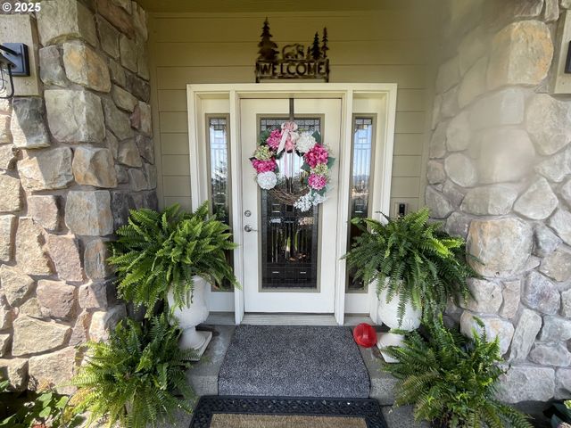 1584 Nw AVERY St, Roseburg, OR 97471