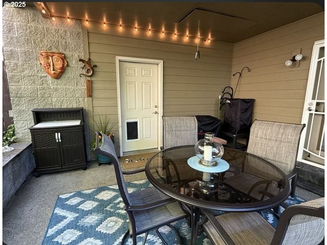 1584 Nw AVERY St, Roseburg, OR 97471