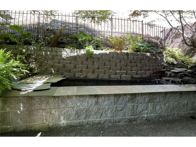 1584 Nw AVERY St, Roseburg, OR 97471