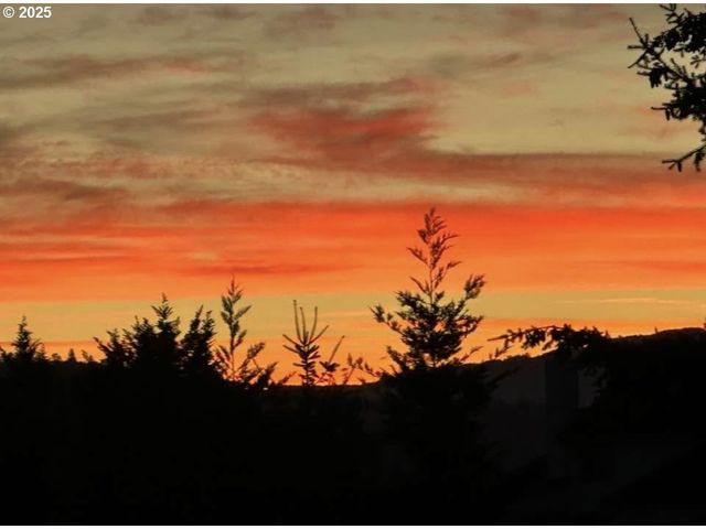 1584 Nw AVERY St, Roseburg, OR 97471