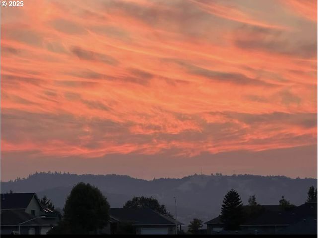 1584 Nw AVERY St, Roseburg, OR 97471