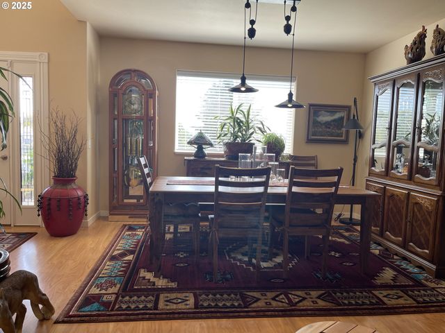 1584 Nw AVERY St, Roseburg, OR 97471