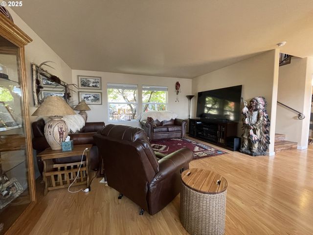 1584 Nw AVERY St, Roseburg, OR 97471