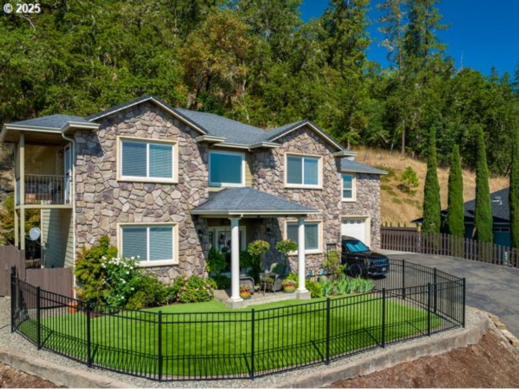 1584 Nw AVERY St, Roseburg, OR 97471